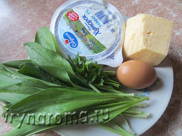 Пиріжки з сиром і черемшею.