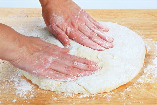 Як зробити тісто для піци. Тонка хрустка або пишна піца
