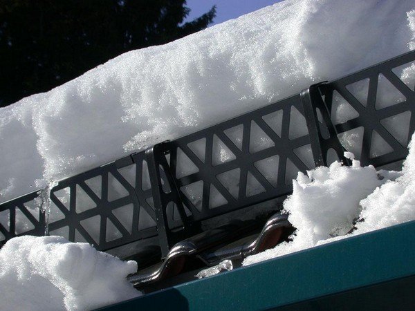 Снігозатримувач на дах: призначення, установка і самостійне виготовлення