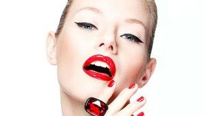 Макіяж з червоною помадою: універсальне рішення для блондинки і брюнетки з фото