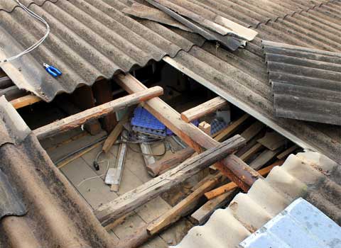 Ремонт шиферного даху: закладення тріщин, заміна аркушів
