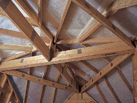Кроквяні системи деревяних будинків: змінна, жорстка, посилення
