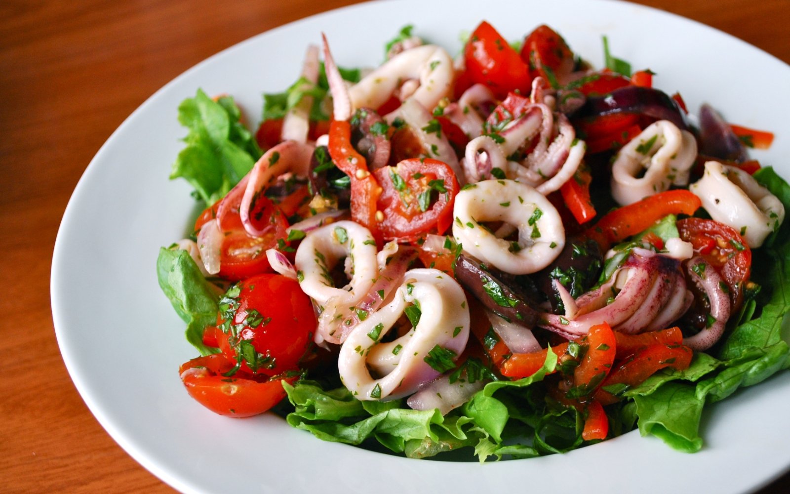 Прості і смачні рецепти салатів з кальмарами в домашніх умовах