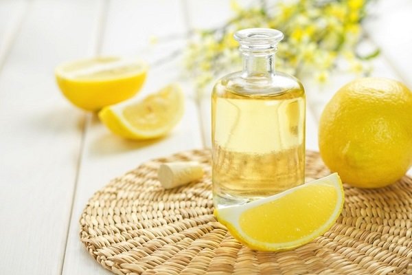 Як освітлити волосся лимоном