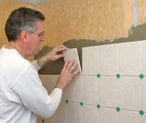 Укладання кахлю: тонкощі обробки стін керамічною плиткою