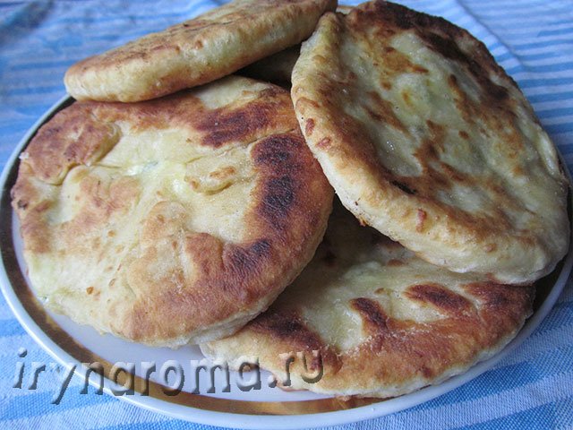 Пиріжки з сиром і черемшею.