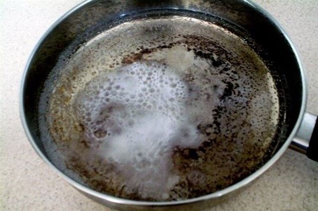 Як почистити сковороду від нагару — корисні поради господиням