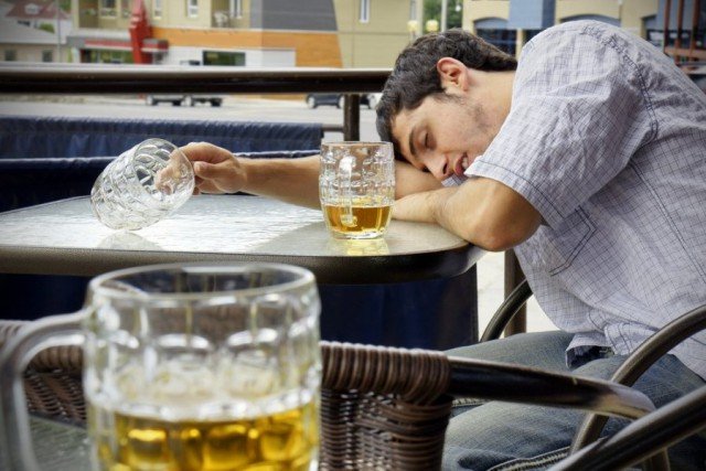 Пивний алкоголізм: симптоми та особливості захворювання
