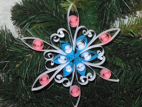 Сніжинка на ялинку квілінг в білих, блакитних і рожевих тонах