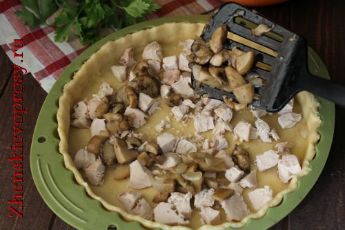 Як приготувати кіш з куркою і грибами?