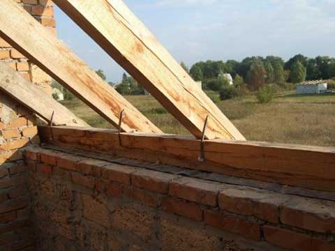 Кроквяні системи деревяних будинків: змінна, жорстка, посилення