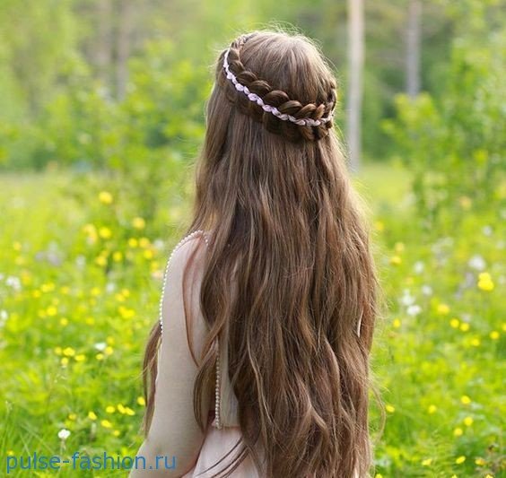 Як вплести стрічку і нитки в косу?