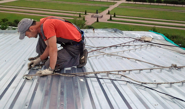 Ремонт даху: способи усунення течі в залежності від типу покрівлі