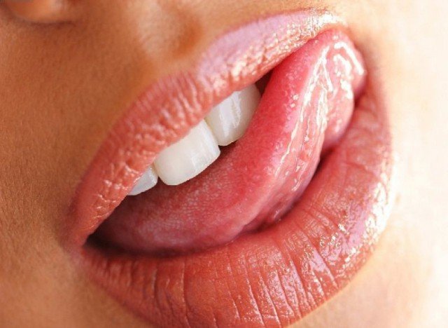 Збільшення губ за допомогою ковпачка: ефект Анджеліни Джолі