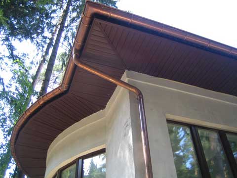 Водовідведення з даху: розміри, форма перерізів жолобів