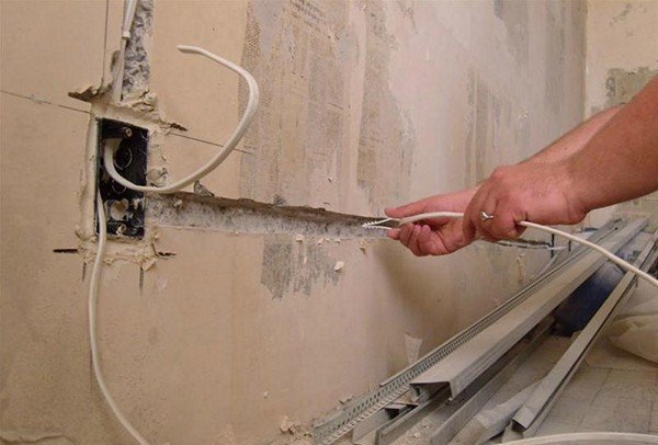 Як заховати дроти на стіні: кілька способів вирішення проблеми