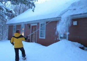 Очищення дахів від снігу: розрахувати навантаження, вага, правила безпеки