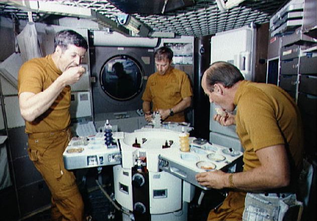 Їжа і харчування космонавтів у космос — раціон і дозволені продукти