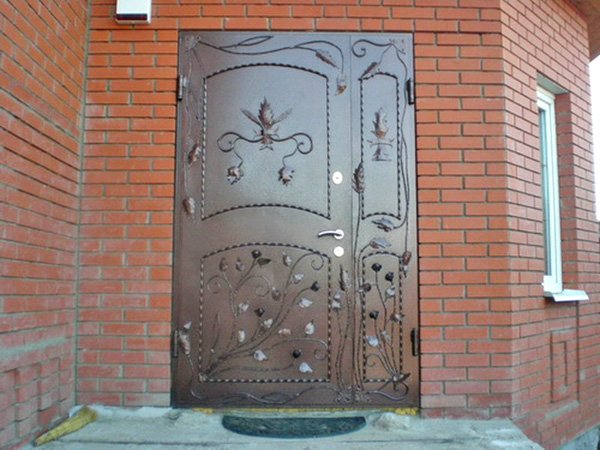 Як вибрати металеві вхідні двері: конструктивні особливості, що впливають на надійність входу в будинок