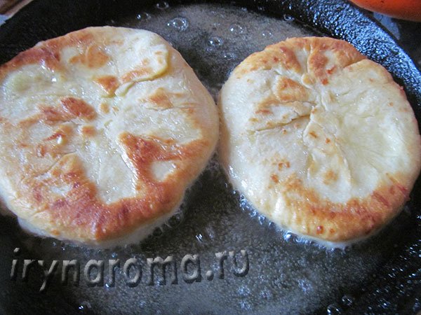 Пиріжки з сиром і черемшею.