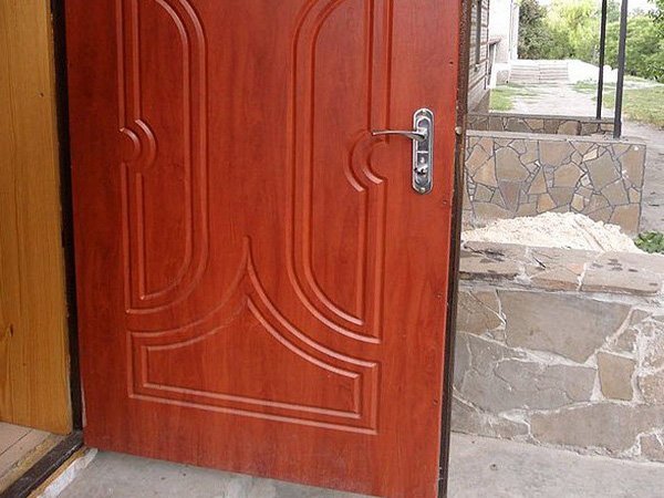 Як вибрати металеві вхідні двері: конструктивні особливості, що впливають на надійність входу в будинок