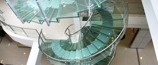 Гвинтові сходи на другий поверх: переваги, різновиди і особливості конструкції