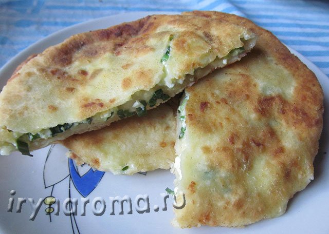 Пиріжки з сиром і черемшею.