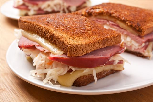 Гарячі бутерброди на швидку руку: прості рецепти приготування