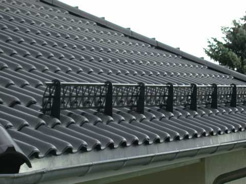 Встановлення снігозатримувача на даху: принципи установки на різних дахах