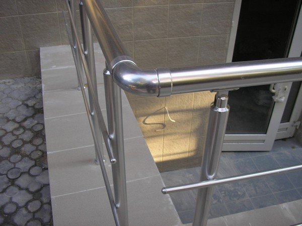 Перила для сходів з металу: які встановити і як це зробити самостійно