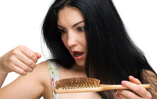 Волосся випадає жмутами — що робити?