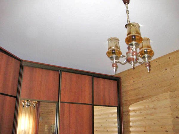 Стеля в деревяному будинку: варіанти обробки і тонкощі використання сучасних оздоблювальних матеріалів