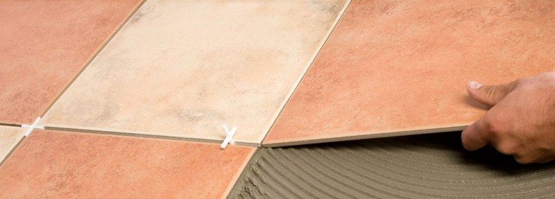 Укладання плитки на деревяну підлогу: варіанти вирішення питання