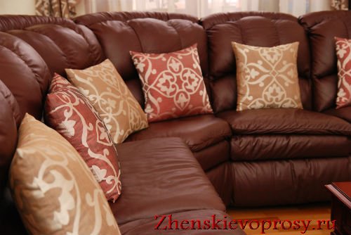 Як прикрасити інтерєр диванними подушками?