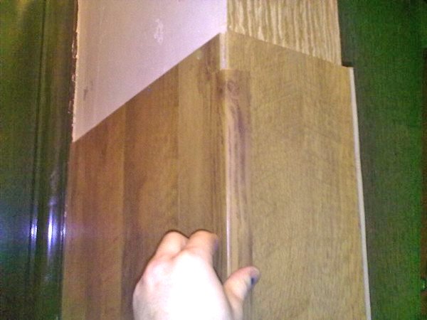 Ламінат на стіну: переваги такої обробки і два способи кріплення панелей