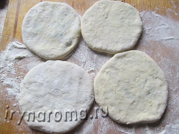 Пиріжки з сиром і черемшею.