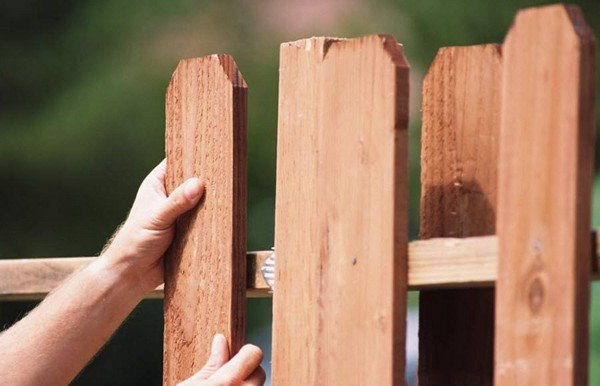 Деревяний паркан: різновиди та технологія будівництва своїми руками