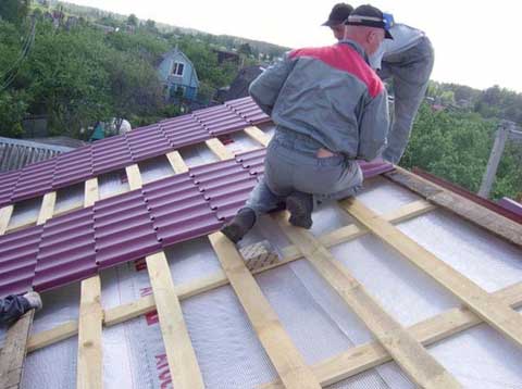 Укладання металочерепиці своїми руками: варіанти стикування, технологія, правила
