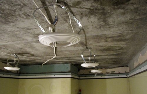 Люстри і точкові світильники для натяжних стель: принципи встановлення освітлювальних приладів