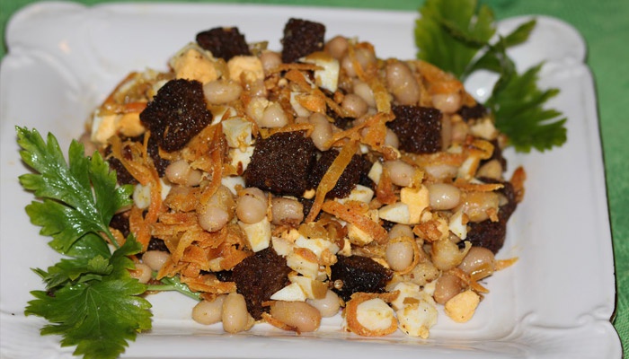 Салат з квасолі з сухариками, ковбасою, кукурудзою і куркою: смачні рецепти