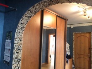 Як обробити двері або арку каменем в квартирі самостійно, фото