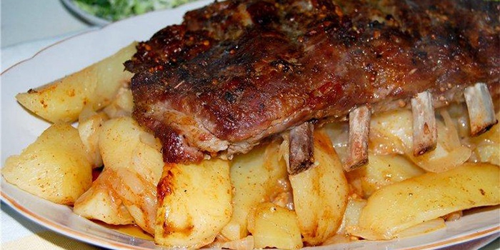 Реберця свинячі в духовці з картоплею: прості рецепти приготування