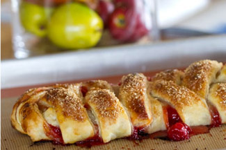 Плетений пиріг з вишнею з листкового без дріжджового тіста, фото рецепт
