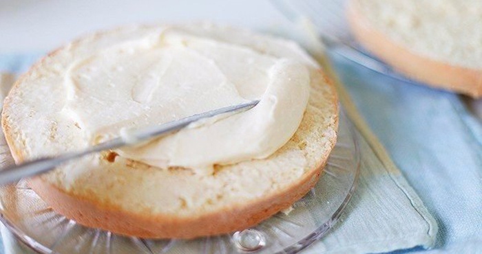 Рецепт сирного крему з вершками для бісквітного торта покроково