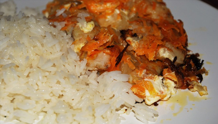 Минтай з морквою і цибулею в духовці: рецепт приготування смачної риби