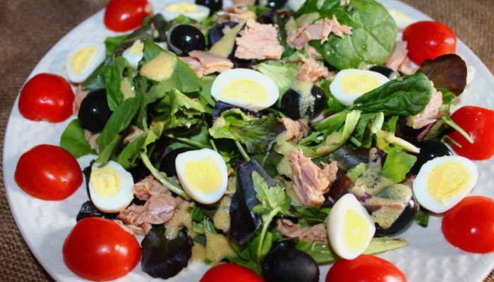 Салат із перепелиними яйцями і помідорами черрі: рецепт приготування