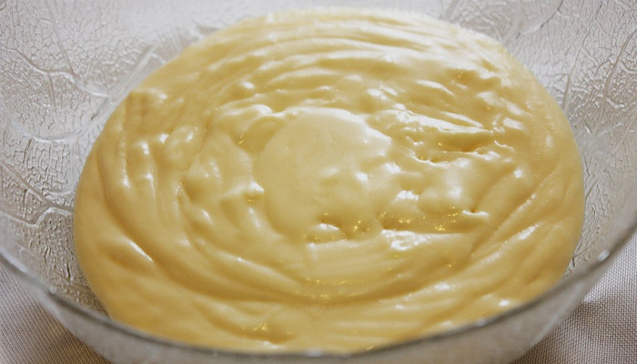 Заварний крем без яєць на молоці для торта Наполеон: простий рецепт