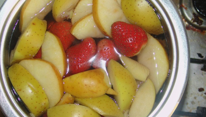 Як зварити компот з яблук у каструлі смачно і правильно
