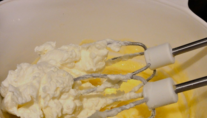 Заварний крем без яєць на молоці для торта Наполеон: простий рецепт