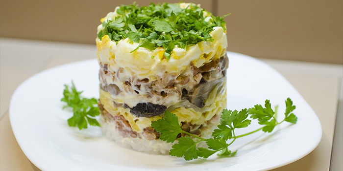 Салат з чорносливом і куркою: рецепт з волоським горіхом, сиром і огірком